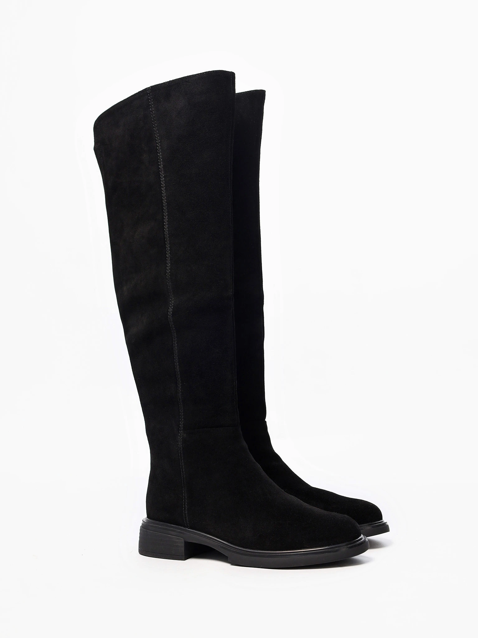 Сапоги черного цвета из натуральной замши на среднем широком каблуке